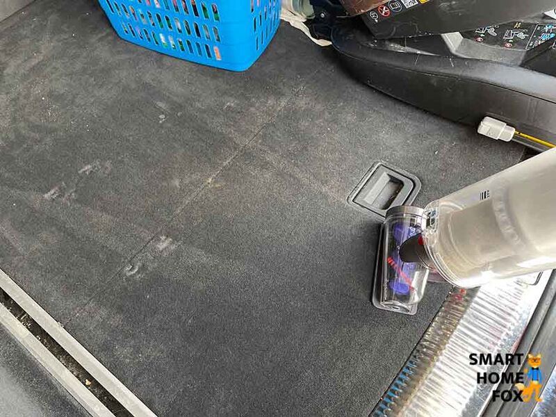 Насадка для волос от Dyson V15 Detect Absolute при уборке автомобиля